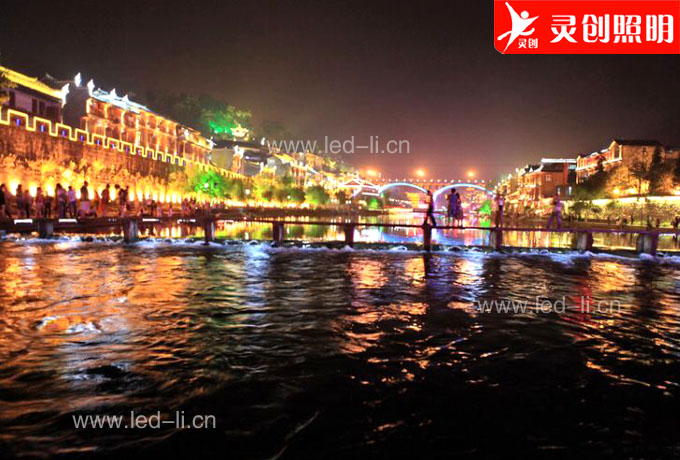 鳳凰古城夜景亮化再添新景，把古城亮化打造成夜鳳凰美景